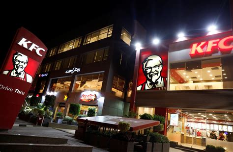 UAE diners eat local as global fast food faces boycott .